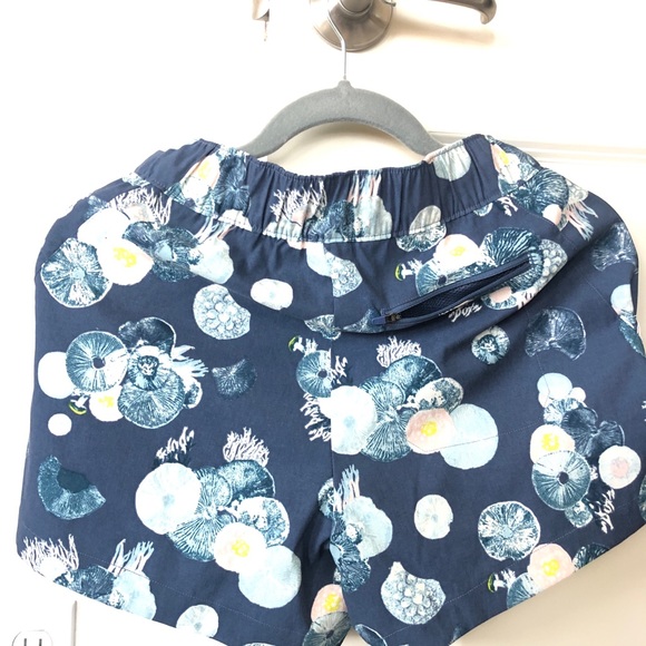 The North Face | Printed Class V Shorts | Small- mushroom print - Picture 4 of 6